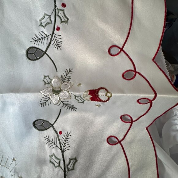 Christmas Tablecloth 32 x 32" New Card Table Size - Picture 4 of 5